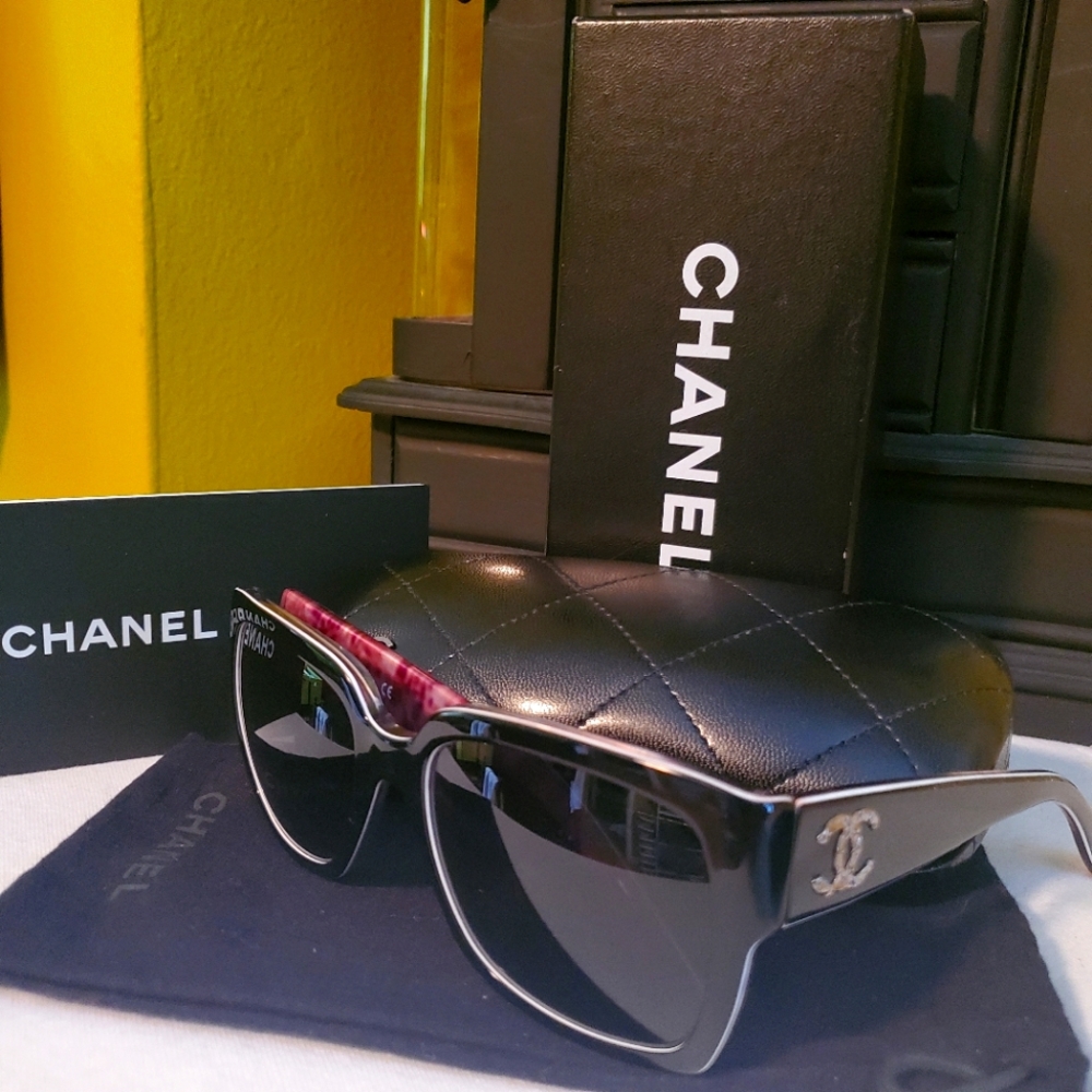🔥 CHANEL BLACK SUNGLASSES WITH PURPLE PINK INNER COLOR